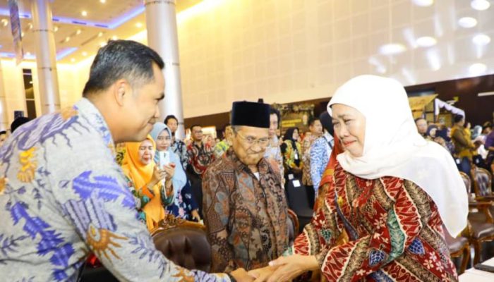 Tak Kuasa Menangis, Khofifah Dapat Kejutan Kehadiran Guru Lama di Panggung HGN 2025