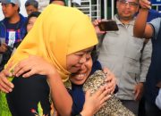 Ringankan Beban Warga, Khofifah Gelar Pasar Murah di Permukiman Padat Simokerto