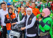 Gubernur Jatim Pastikan Stok BBM Aman Sambil Bagikan Bantuan ke Ojol