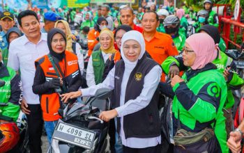 Gubernur Jatim Pastikan Stok BBM Aman Sambil Bagikan Bantuan ke Ojol