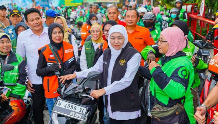 Gubernur Jatim Pastikan Stok BBM Aman Sambil Bagikan Bantuan ke Ojol