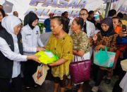 Gubernur Khofifah Kembali Gelar Pasar Murah, Harga Terjangkau Jadi Rebutan Warga