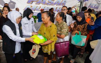 Gubernur Khofifah Kembali Gelar Pasar Murah, Harga Terjangkau Jadi Rebutan Warga