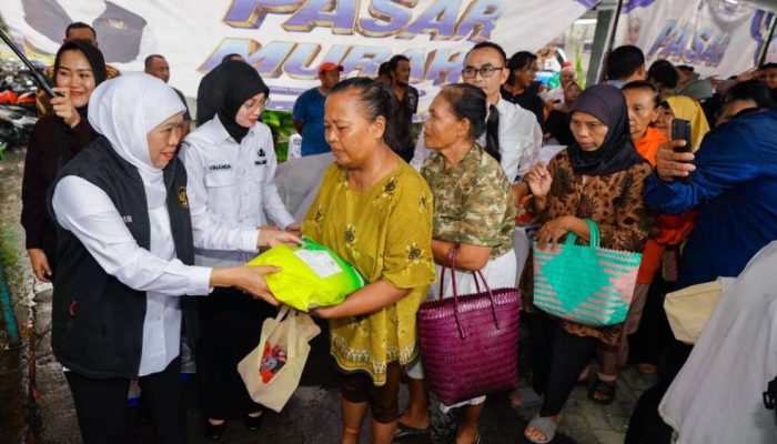 Gubernur Khofifah Kembali Gelar Pasar Murah, Harga Terjangkau Jadi Rebutan Warga