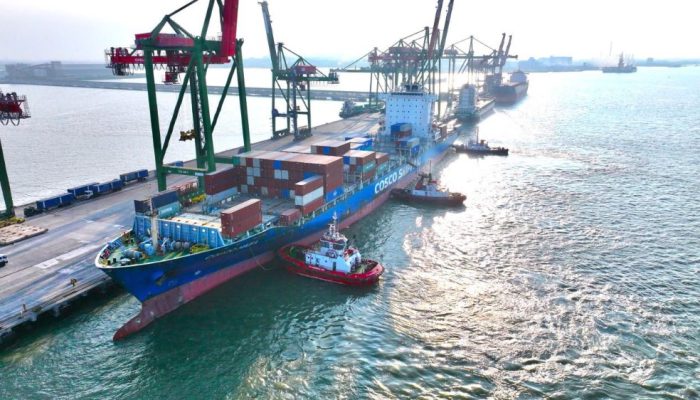 COSCO Sandar Perdana di Terminal Teluk Lamong, Volume Peti Kemas Internasional Melonjak 90 Persen