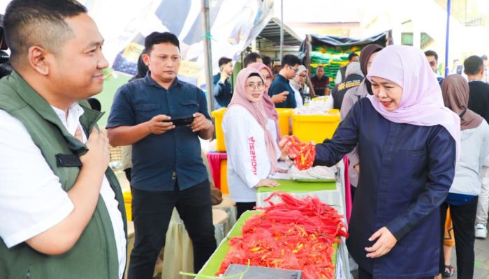 Gubernur Khofifah Pastikan Pangan Terjangkau bagi Warga Pasuruan melalui Pasar Murah dan Bantuan Gizi