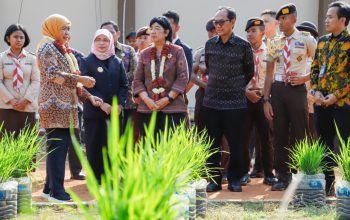 Gubernur Khofifah Bersama Destry Damayanti Tinjau Inovasi Ketahanan Pangan di SMAN Taruna Nala, Perkuat SDM Unggul Menuju Indonesia Emas 2045