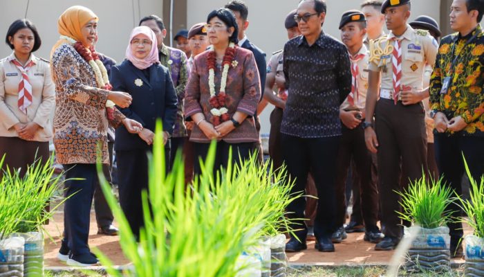 Gubernur Khofifah Bersama Destry Damayanti Tinjau Inovasi Ketahanan Pangan di SMAN Taruna Nala, Perkuat SDM Unggul Menuju Indonesia Emas 2045