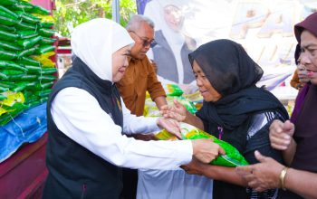 Gubernur Khofifah Gencarkan Pasar Murah, Harga Sembako di Bawah Pasaran Bantu Ringankan Belanja Warga