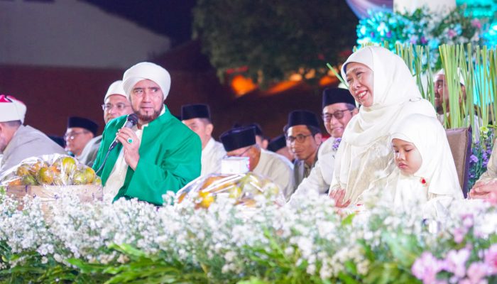 Dzikir dan Sholawat HUT ke-81 RI di Grahadi, Khofifah: Mari Jaga Kemerdekaan dengan Karya Terbaik