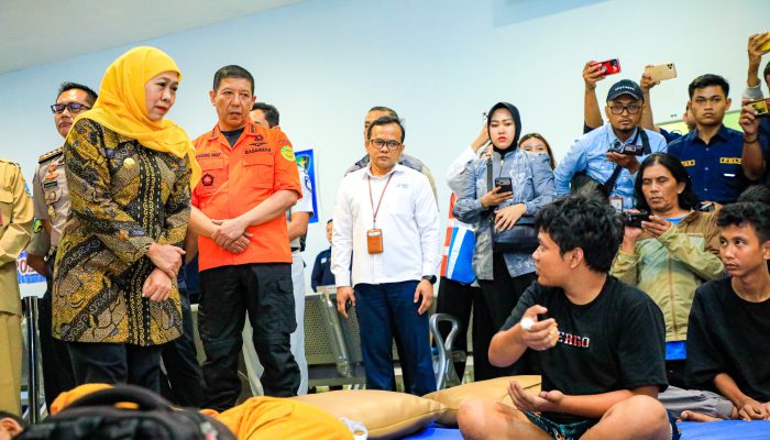 Gubernur Khofifah Tinjau Posko Penanganan KMP Mutiara Sentosa II, Tegaskan Kolaborasi Jadi Kunci Percepatan Evakuasi Korban