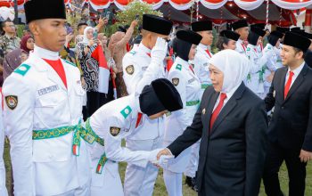 Dikukuhkan Gubernur Khofifah, 76 Paskibraka Jatim Siap Tuntaskan Amanah di HUT ke\-81 Kemerdekaan RI**