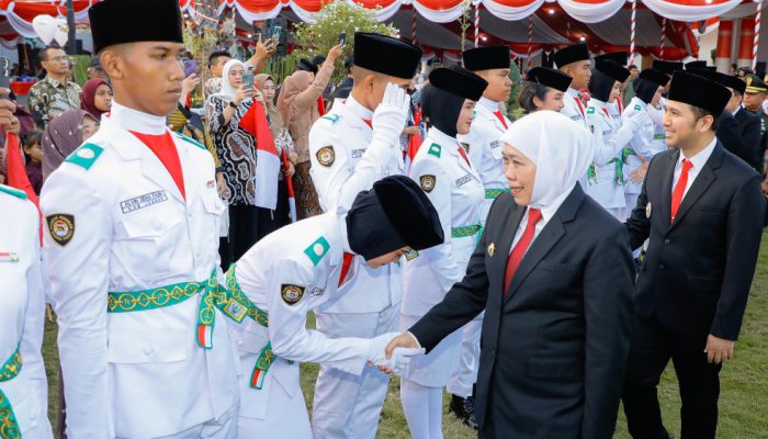 Dikukuhkan Gubernur Khofifah, 76 Paskibraka Jatim Siap Tuntaskan Amanah di HUT ke\-81 Kemerdekaan RI**