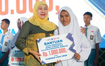 Gubernur Khofifah Beri Bantuan Pendidikan hingga Sembako, Dorong Murid Jombang Terus Berprestasi