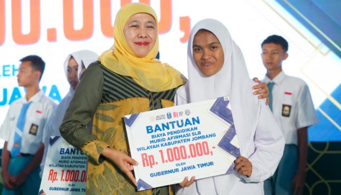 Gubernur Khofifah Beri Bantuan Pendidikan hingga Sembako, Dorong Murid Jombang Terus Berprestasi