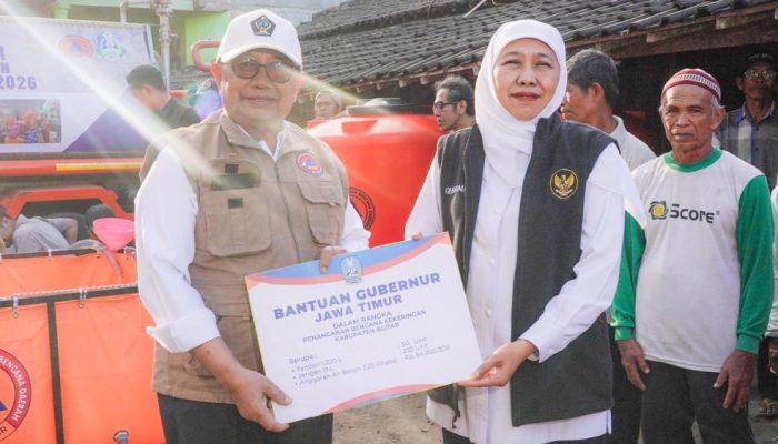 Khofifah Dorong Salat Istisqa dan OMC Hadapi Kekeringan, 120 Rit Air Bersih Digelontorkan ke Blitar