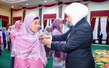 Khofifah Apresiasi Ratusan ASN Berprestasi, Tekankan Pengabdian yang Berdampak bagi Masyarakat Jawa Timur