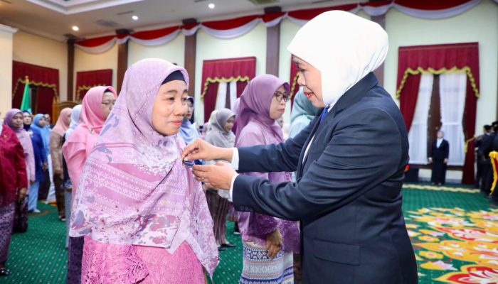 Khofifah Apresiasi Ratusan ASN Berprestasi, Tekankan Pengabdian yang Berdampak bagi Masyarakat Jawa Timur
